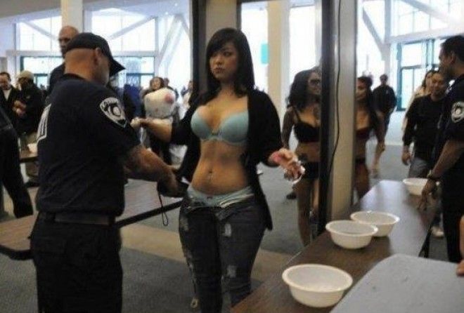 Стриптиз в аэропорту: сотрудники просматривают половые органы пассажиров