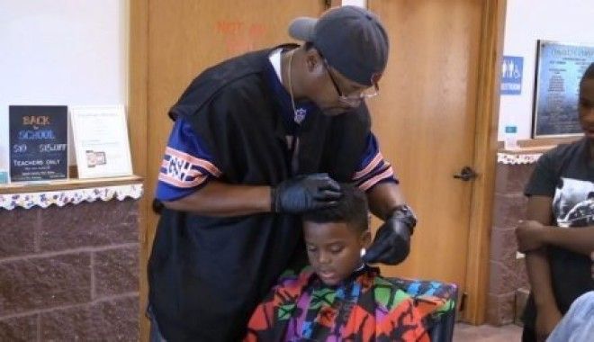 Этот парикмахер стрижет детей бесплатно Но при одном условии