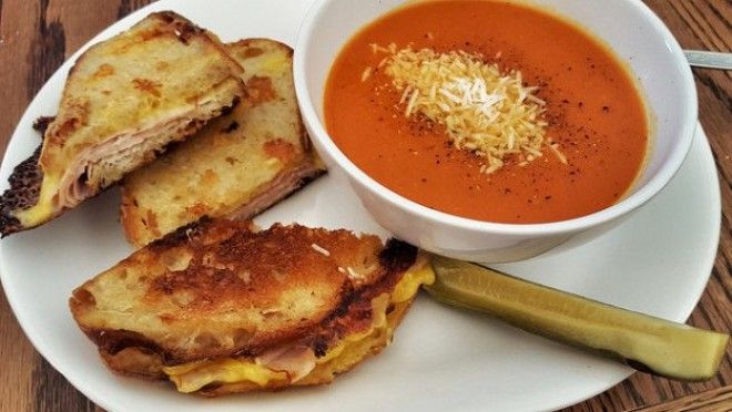 Grilled cheese with tomato soup – USA