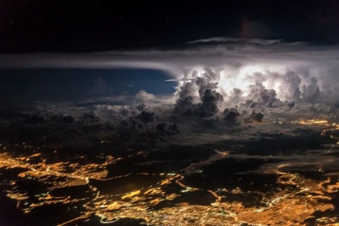 Кучево-дождевые облака в небе над городом Панама. Santiago Borja Lopez / Cover Images