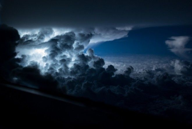 Кучево-дождевые облака в нескольких милях к югу от Ямайки. Santiago Borja Lopez / Cover Images