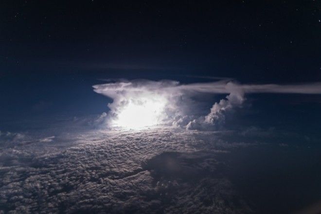 Этот снимок Борха сделал из кабины пилота своего пассажирского самолёта в небе над дождевыми лесами Амазонии в Колумбии. Лётчик признаётся, что, несмотря на свой богатый опыт, он никогда не видел ничего подобного. Santiago Borja Lopez / Cover Images