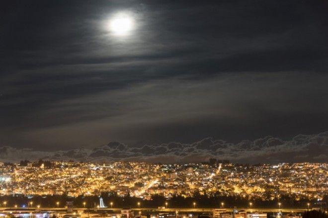 Полная Луна сияет в небе над Кито, Эквадор. Santiago Borja Lopez / Cover Images