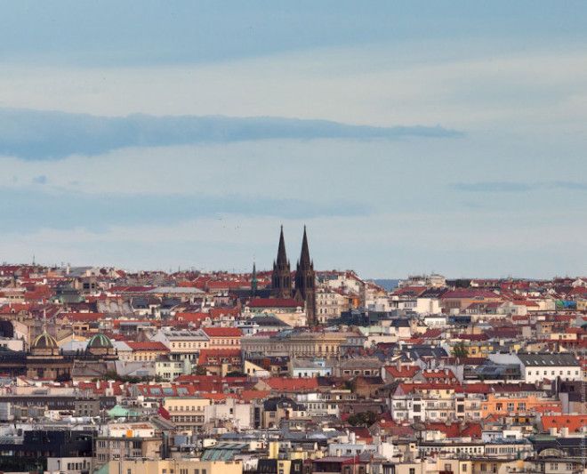 Вид на город и Собор Святого Вита в Праге 