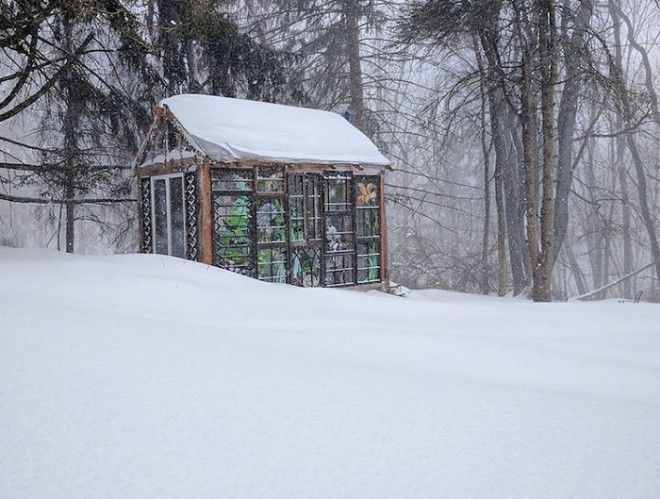 Даже зимой стеклянная хижина, как яркий маяк среди снежных сугробов.¦ Фото: mymodernmet.com