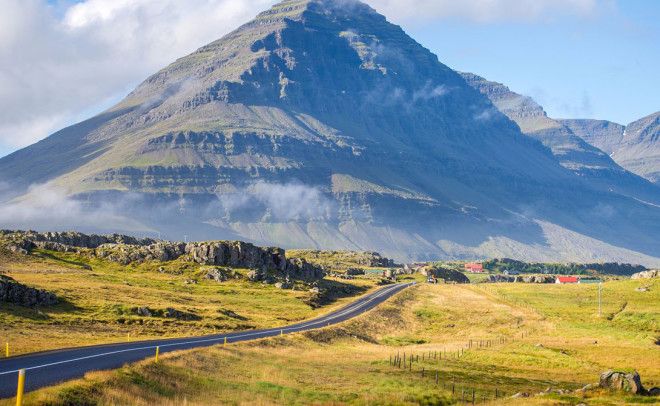 Ring Road Исландия  Национальная дорога идет вокруг всей Ирландии и соединяет большинство населенных пунктов страны. По пути в гости можно увидеть много интересного: от грозных башен ледников, черно-песчаных пляжей, маячащих на горизонте айсбергов до животных, включая китов.