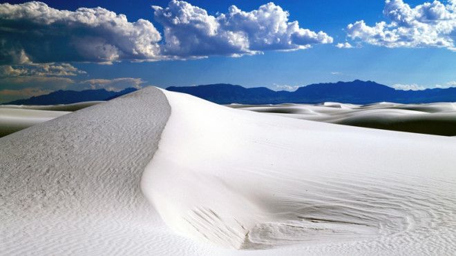Белые пески Нью-Мексико Белые пески являются крупнейшей в мире гипсовой пустыней. Эти пятьсот квадратных километров ослепительно белого пространства выглядят так, будто вы оказались в Антарктиде — только раскаленной безжалостным солнцем. Именно здесь проводились первые испытания американской ядерной бомбы, но сейчас зона уже вполне реактивирована. Тем не менее, попасть сюда будет сложновато: парк открыт всего два раза в год — в первую субботу апреля и в первую — октября.