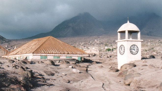 Изумрудный остров Монтсеррат Карибский бассейн Местный вулкан Суфриера проснулся в 1995 году — и похоронил своим извержением две трети этого крошечного островка. Заблаговременно предупрежденные люди сумели спастись, а затем начали устраивать экскурсии по зоне поражения. Пряничный холм, расположенный на северном побережье, является главной достопримечательностью острова: отсюда хорошо видны и столица, и местный разрушенный аэропорт.