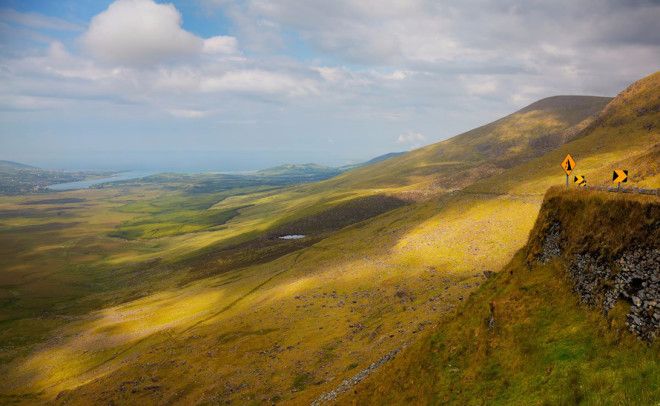 Conor Pass Ирландия Вечнозеленая Ирландия также имеет одну из самых впечатляющих дорог на планете. Conor Pass, тянущаяся по высочайшей горе полуострова Дингл, способна заставить поверить в лепреконов и эльфов даже завзятого скептика.