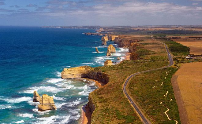 Great Ocean Road Австралия Австралийская Great Ocean Road по праву считается одной из самых живописных прибрежных дорог всего мира. Путешественникам будут попадаться первоклассные серфинг-споты, очаровательные приморские города, заброшенные маяки и гостеприимные пляжи.