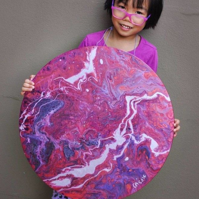Пятилетняя художница продает свои абстрактные картины и отдаёт деньги детям