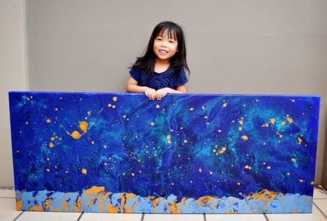 Пятилетняя художница продает свои абстрактные картины и отдаёт деньги детям