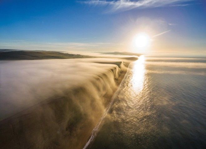 Туман на краю утеса в Дорсете Великобритания