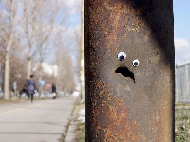 Художник прикрепляет к сломанным уличным объектам смешные глаза
