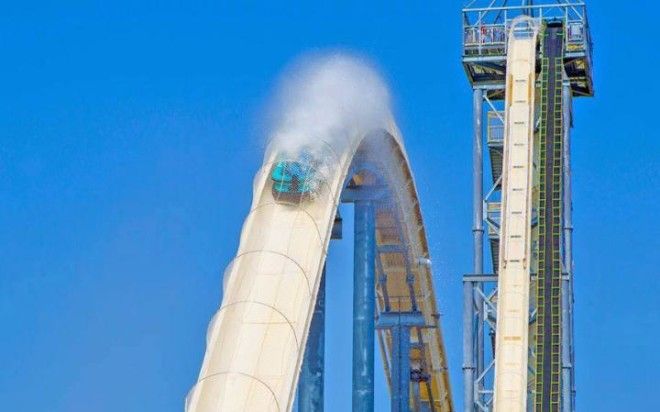 Verrückt Канзас-Сити, США Schlitterbahn Water Park был открыт в прошлом году. Самая крутая горка, Verrückt, достигает 52 метров в высоту, что на целых полметра выше Статуи Свободы. Спиральный подъем ведет профессиональных любителей риска на самый верх, где они разбиваются на команды по 4 человека, усаживаются на резиновые плоты и несутся вниз со скоростью в 120 км/ч.