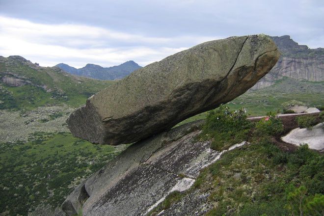 10 балансирующих камней, которые нарушают все законы физики