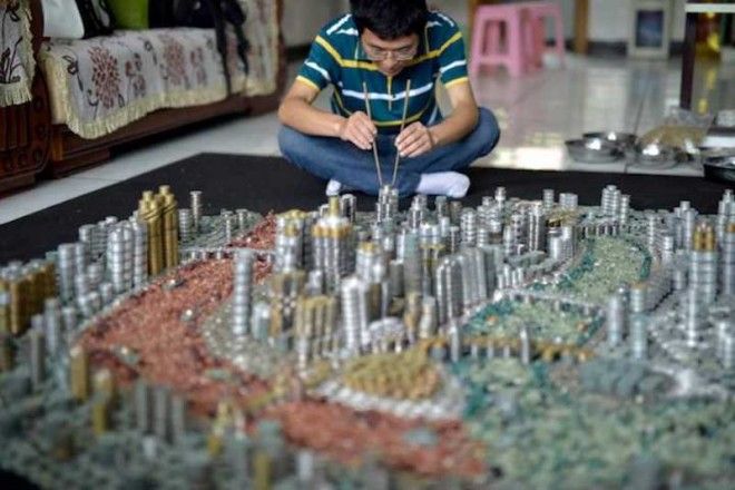 Китаец за месяц построил макет родного города из 50 тысяч монет