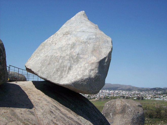 Даваско камень повисший на краю скалы