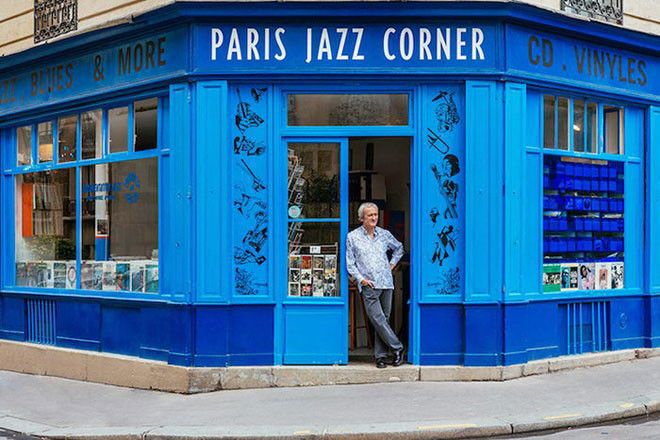 Фотограф снимает фасады магазинов Парижа и их владельцев