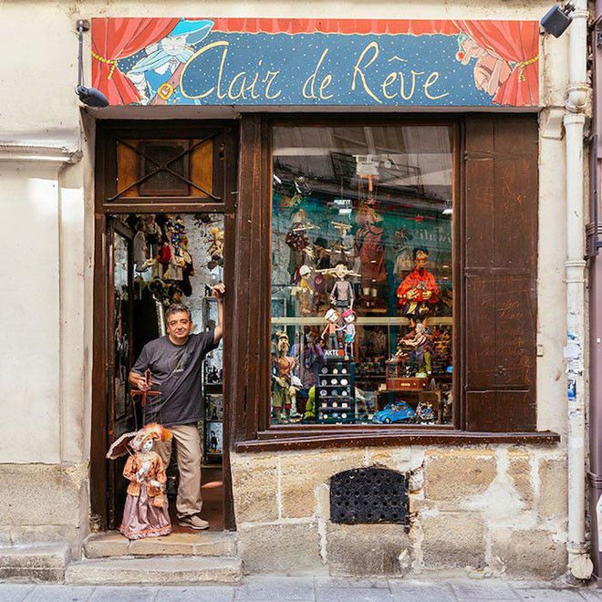 Фотограф снимает фасады магазинов Парижа и их владельцев