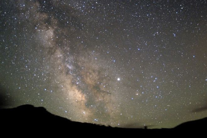 Самое жаркое и самое сухое место в Северной Америке — национальный парк «Долина смерти» — является идеальной площадкой для наблюдений за звездами. Единственной «подсветкой» неба над пустыней служат тысячи звезд и множество созвездий.