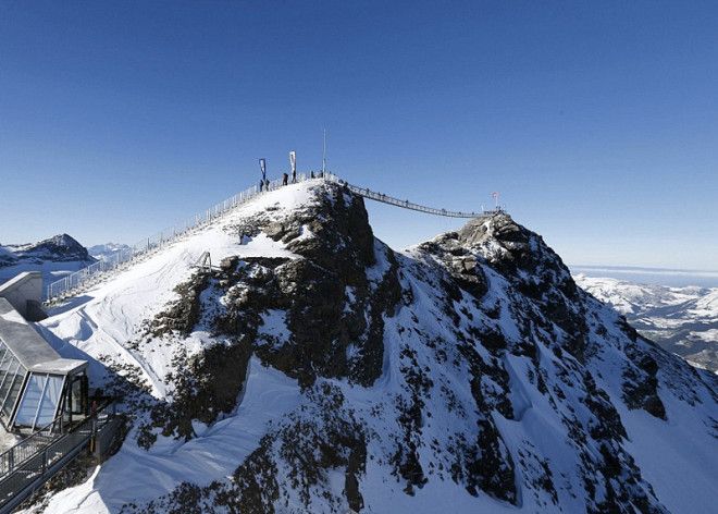  Peak Walk, Швейцария  Мост соединяет вершины двух трехтысячников – пика Scex Rouge и ледника Glacier 3000. Длина моста составляет 107 метров, а ширина — всего 80 см. Мост ведет на смотровую площадку, откуда можно наслаждаться видами вершин Маттерхорн, Юнгфрау, Эйгер и Менх.