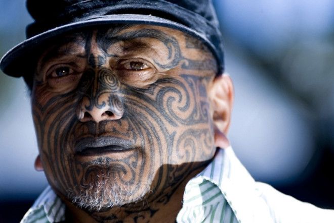 Та-моко, Новая Зеландия Это традиционная татуировка народа маори. В былые времена наносилась она с помощью зубила «ухи». Его опускали в краску, после чего размещали на коже и ударяли по зубилу специальным молотком. Такая техника сильно травмировала кожу, иногда проколы на лице были сквозные. Краситель состоял из угля древесины упавшего агатиса, вероники или жженых кордицепсов, лекарственных растений и растительного масла. Современные же мастера предпочитают использовать обычную машинку и инструменты. Узорами моко покрывается нижняя часть тела и лицо.