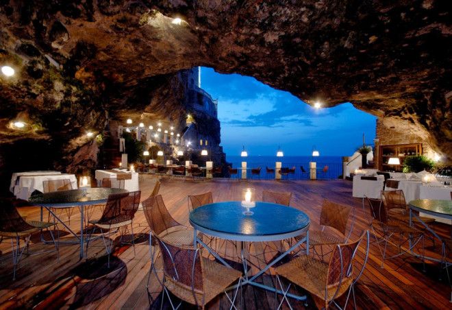 Ресторан The Grotta Palazzese внутри пещеры, Италия