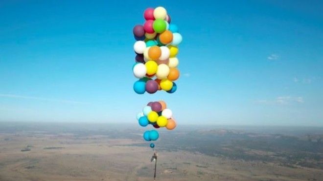 Вверх Британец пролетел на воздушных шариках 25 километров