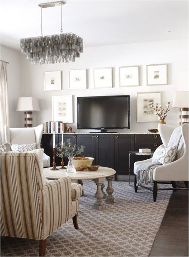 В зоне для просмотра телевизора можно разместить картины, которые внесут свою изюминку в интерьер любой гостиной комнаты. 