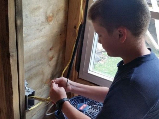13летний мальчик построил себе дом