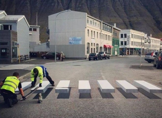 Оригинальная оптическая иллюзия обеспечивающая пешеходам безопасность 