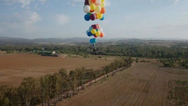 Вверх Британец пролетел на воздушных шариках 25 километров