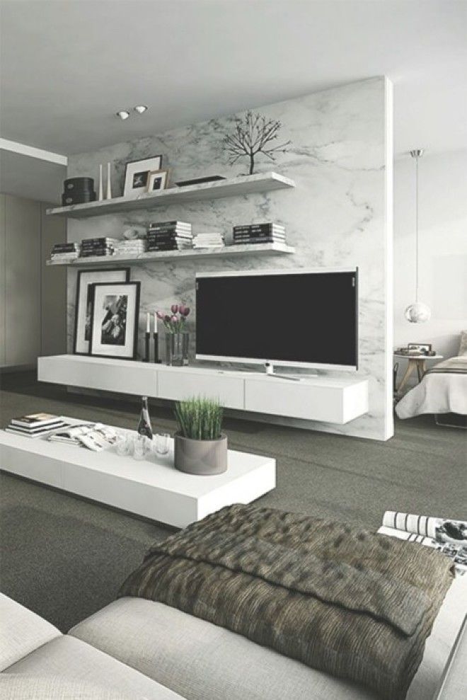 Стенка, прилегающая к зоне для просмотра телевизора, которая имитируют мрамор в современном интерьере гостиной комнаты. 