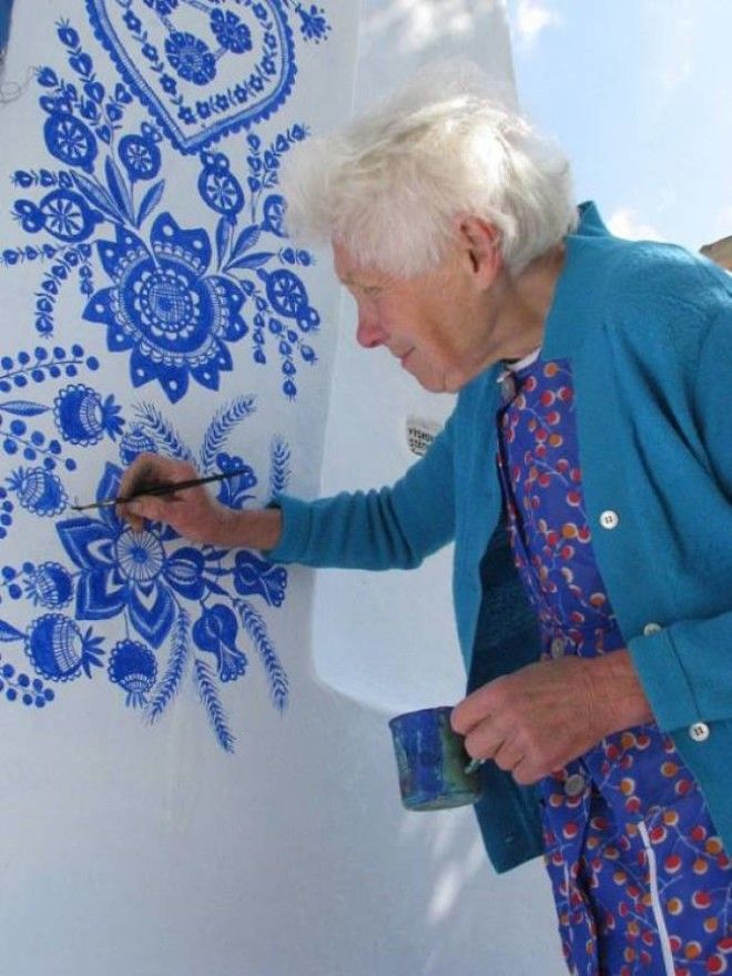 90летняя жительница Чехии превратила свою деревню в артгалерею