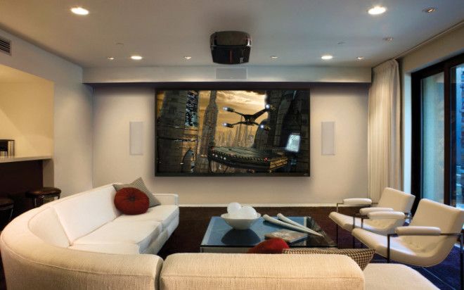 Плазменная панель, которая является акцентным элементом не только в зоне для просмотра телевизора, но и во всей гостиной. 