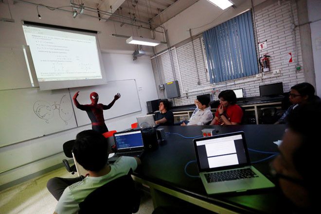 Преподаватель читает лекции в костюме человека-паука