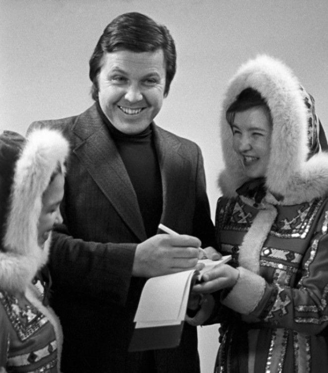 Певец Лев Лещенко даёт автограф участницам ненецкого национального ансамбля танца Сыра-Сэв, 9 ноября 1978 года.