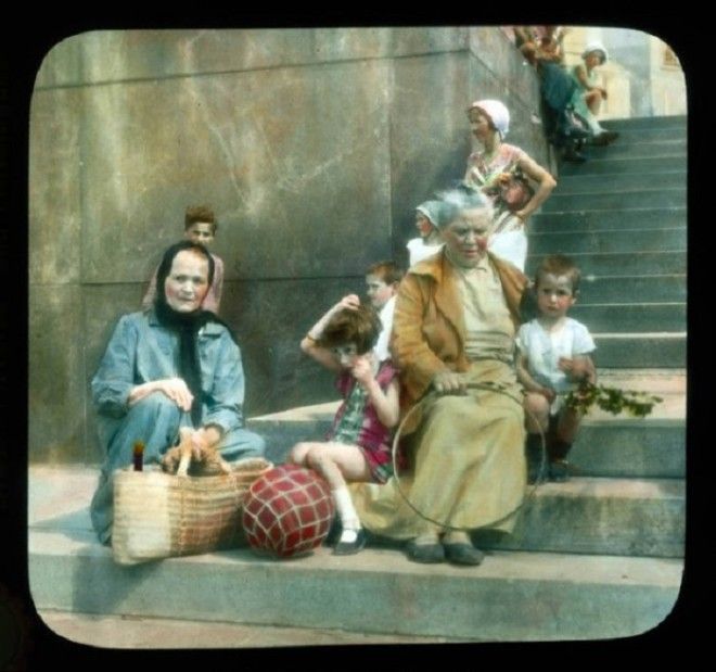 Женщины и дети на ступеньках библиотеки имени Ленина