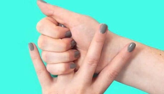 Попробуйте потянуть безымянный палец в течение 20 секунд