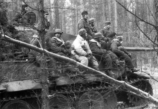 84. Немецкие десантники едут на броне танка Pz.Kpfw. VI «Тигр» дивизии СС «Дас Райх». Конец 1943-го года ВОВ 1941-1945, вмв, война