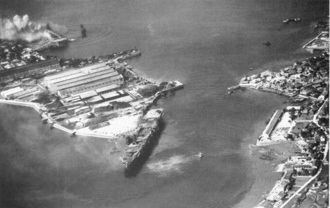 10. Американцы бомбят японские авианосцы, находящиеся на стоянке на военно-морской базе «Куре» ВОВ 1941-1945, вмв, война