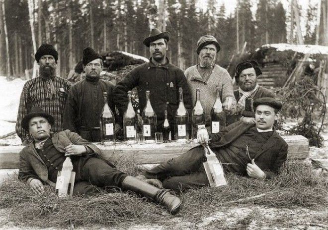 Праздник в честь окончания путины. Отмечают традиционным напитком рыбаков - так называемым хлебным виномо россия, рыбаки, фото