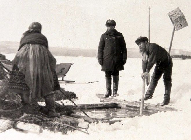 Зимний лов в Карелии: заонежские рыбаки у проруби россия, рыбаки, фото