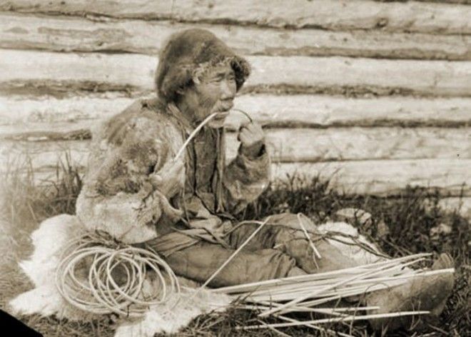 Якут мастерит рыболовную снасть, 1910 год россия, рыбаки, фото