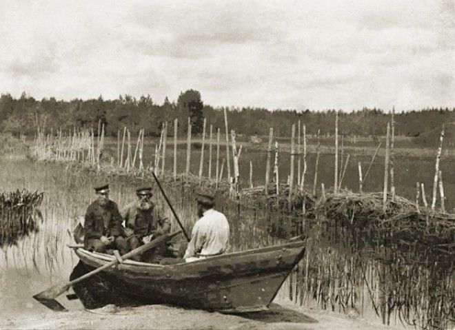 Рыболовный закол (забитые в дно водоема колья) при впадении Волги в озеро Стерж, 1892 год россия, рыбаки, фото
