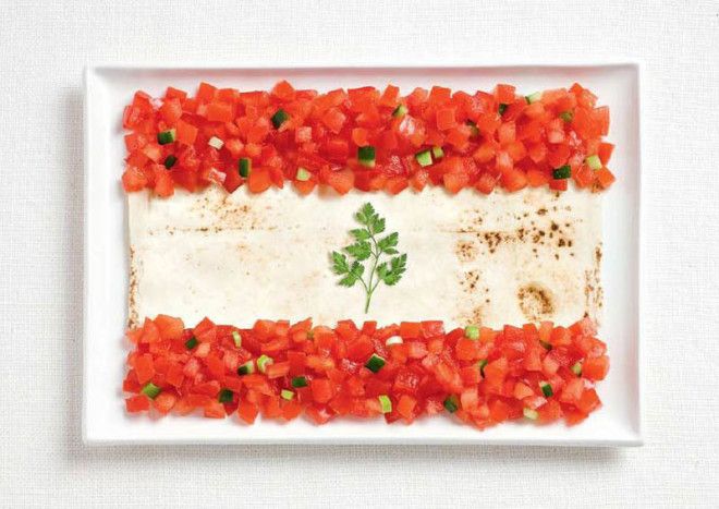 18 флагов государств, сделанных из их фирменной еды