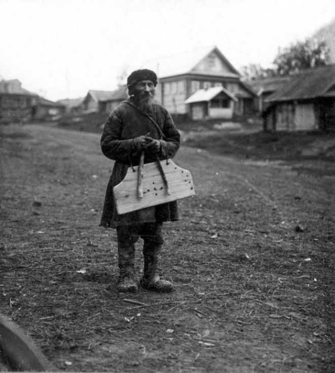 Крестьянин в традиционной повседневной одежде.