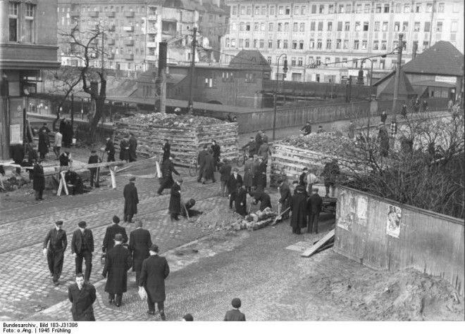 60. Фольксштурм укрепляет баррикаду в районе вокзала Neukölln. Берлин, март 1945-го года. ВОВ 1941-1945, вмв, война