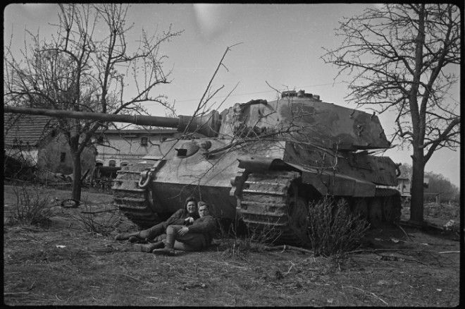 Подбитый немецкий танк. Германия, апрель-май, 1945 год.